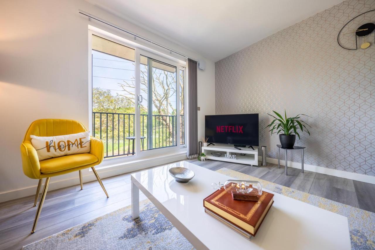 Ash View Place 4 -Heathrow - Thorpe Park - Free Parking Staines-upon-Thames Exterior foto