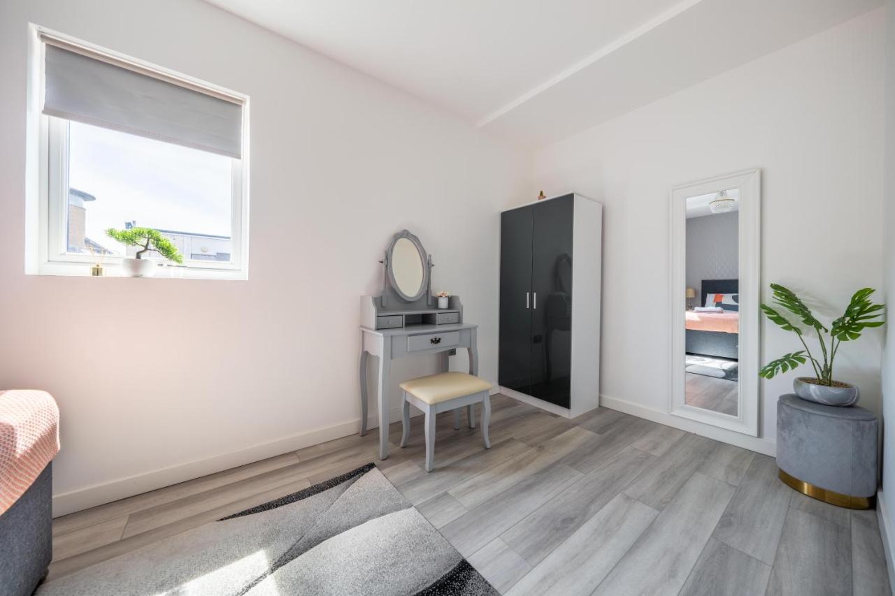 Ash View Place 4 -Heathrow - Thorpe Park - Free Parking Staines-upon-Thames Exterior foto